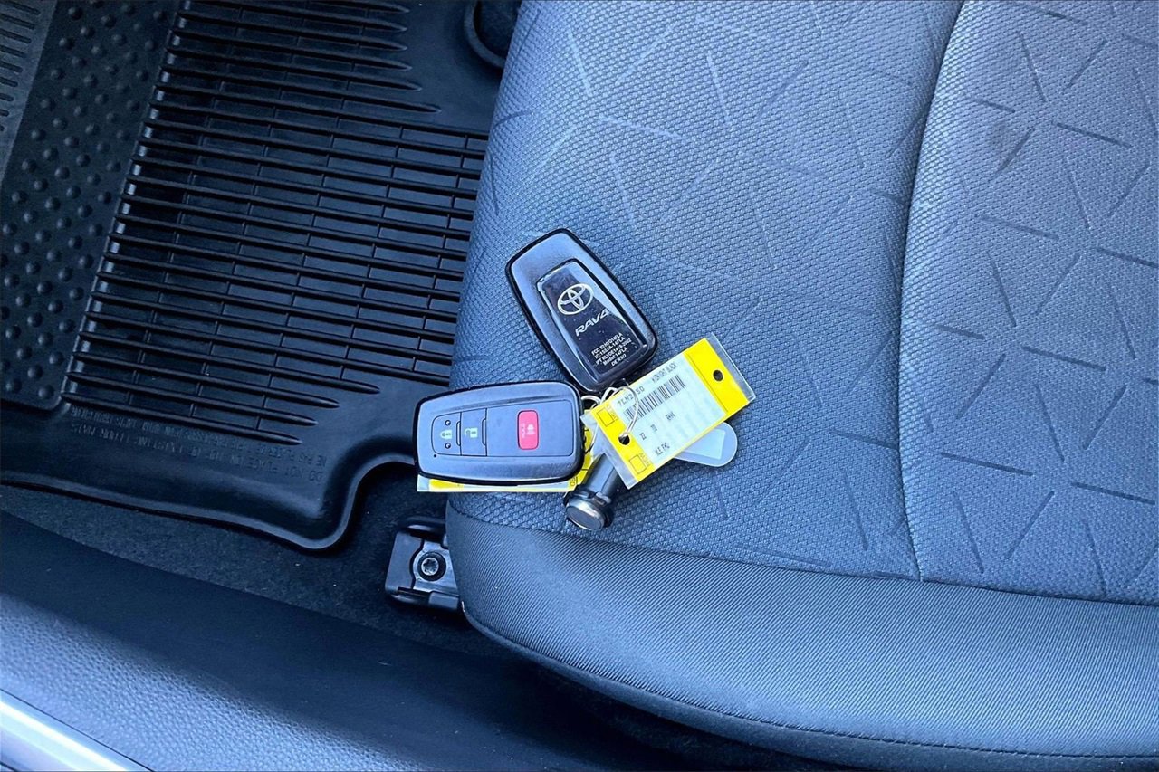 Used 2022 Toyota RAV4 XLE image 30