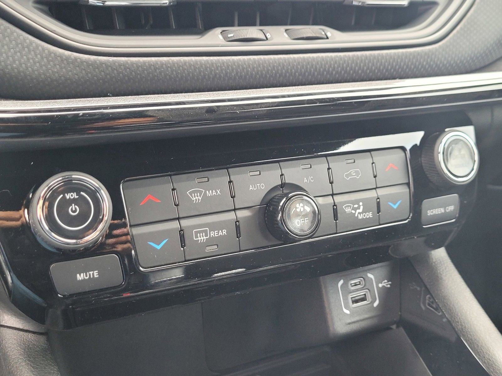 New 2026 Jeep Compass Latitude image 16