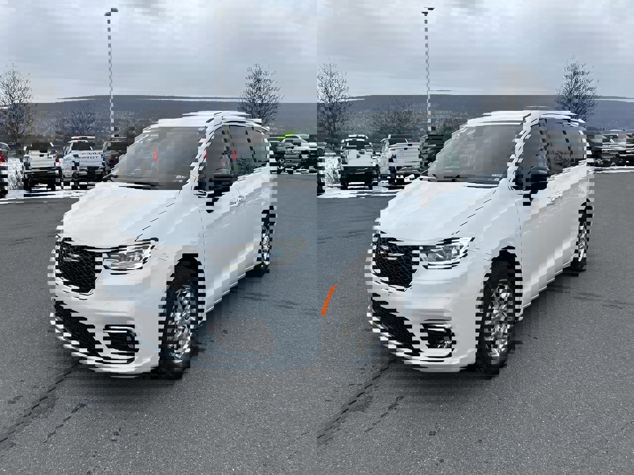 Used 2024 Chrysler Pacifica Touring-L image 3