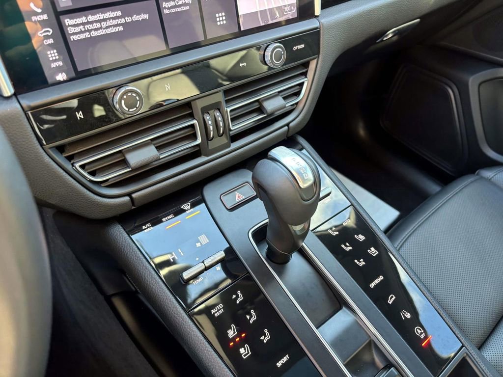 Certified 2024 Porsche Macan image 32