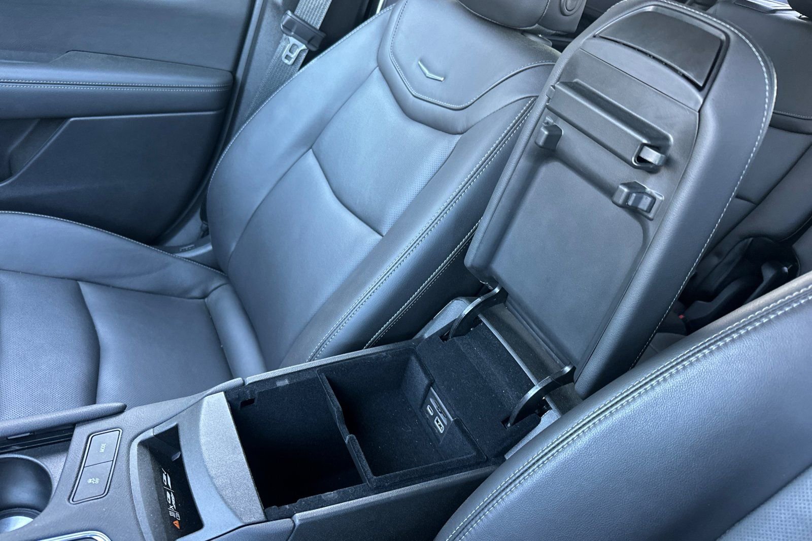 Used 2025 Cadillac XT6 Premium Luxury w/ Technology Package image 34