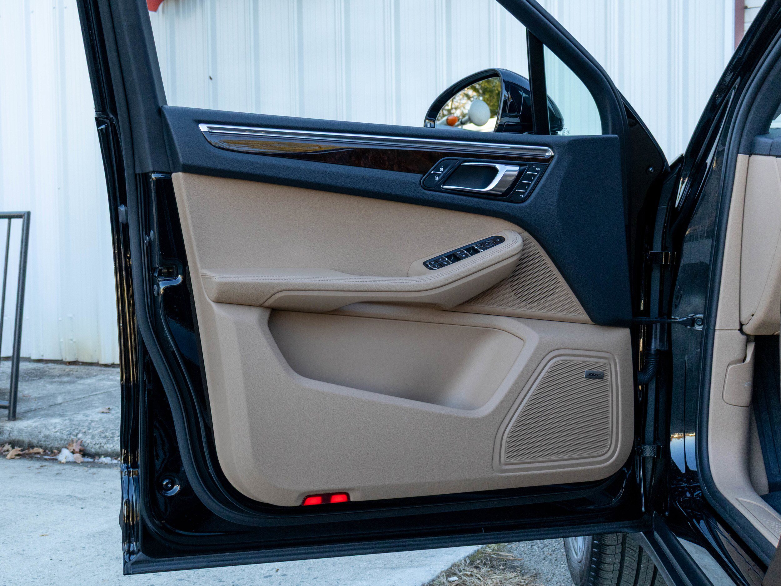 Certified 2025 Porsche Macan AWD/4WD image 22