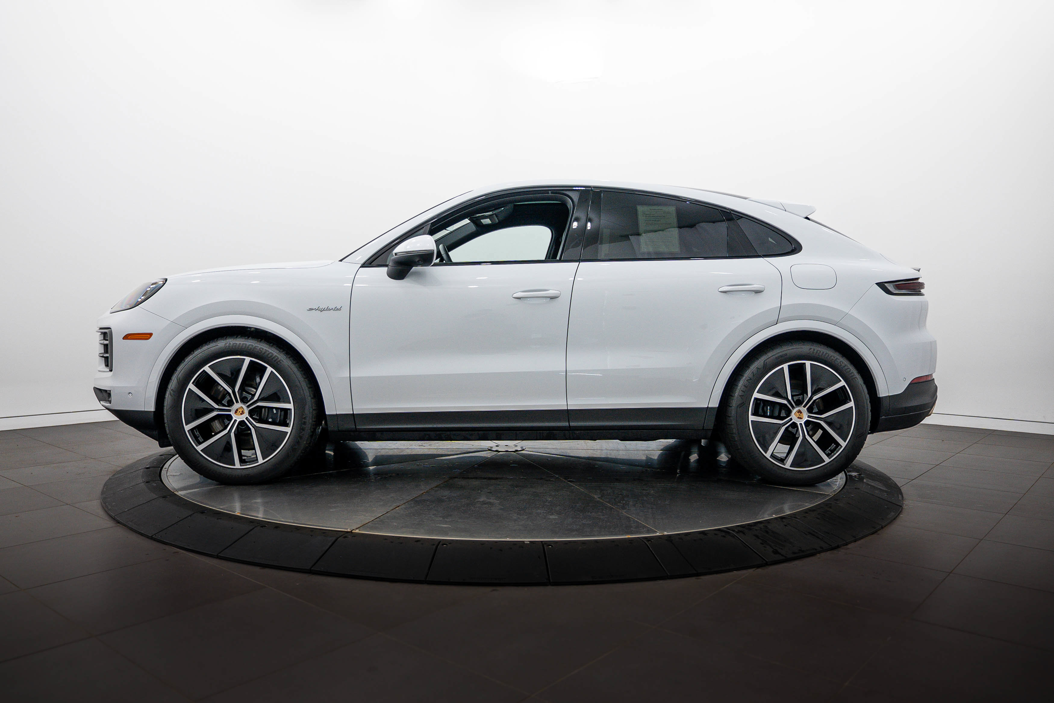 Certified 2025 Porsche Cayenne E-Hybrid Coupe AWD/4WD image 2
