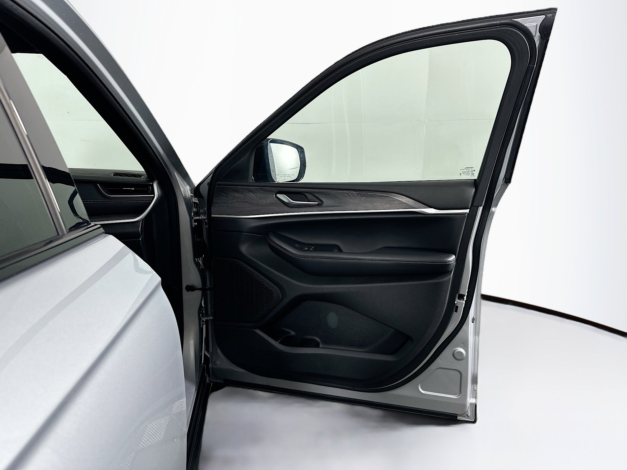 Used 2024 Jeep Grand Cherokee Limited image 32