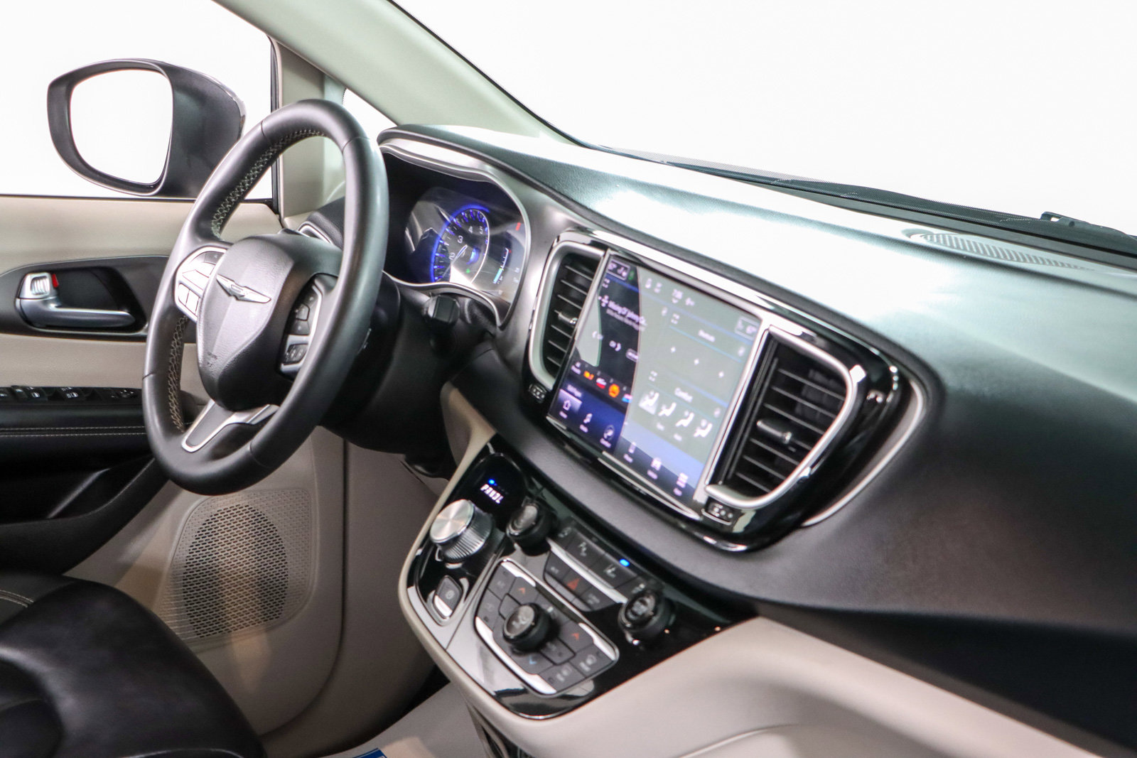 Used 2023 Chrysler Pacifica Touring-L image 26