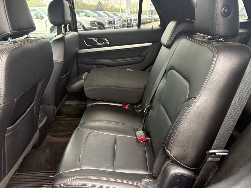 Used 2017 Ford Explorer XLT w/ Equipment Group 202A AWD/4WD image 14
