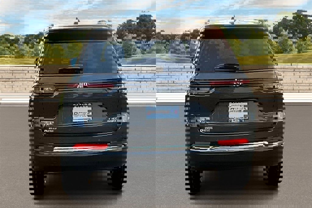 New 2025 Jeep Grand Cherokee Laredo X w/ Luxury Tech Group I image 4