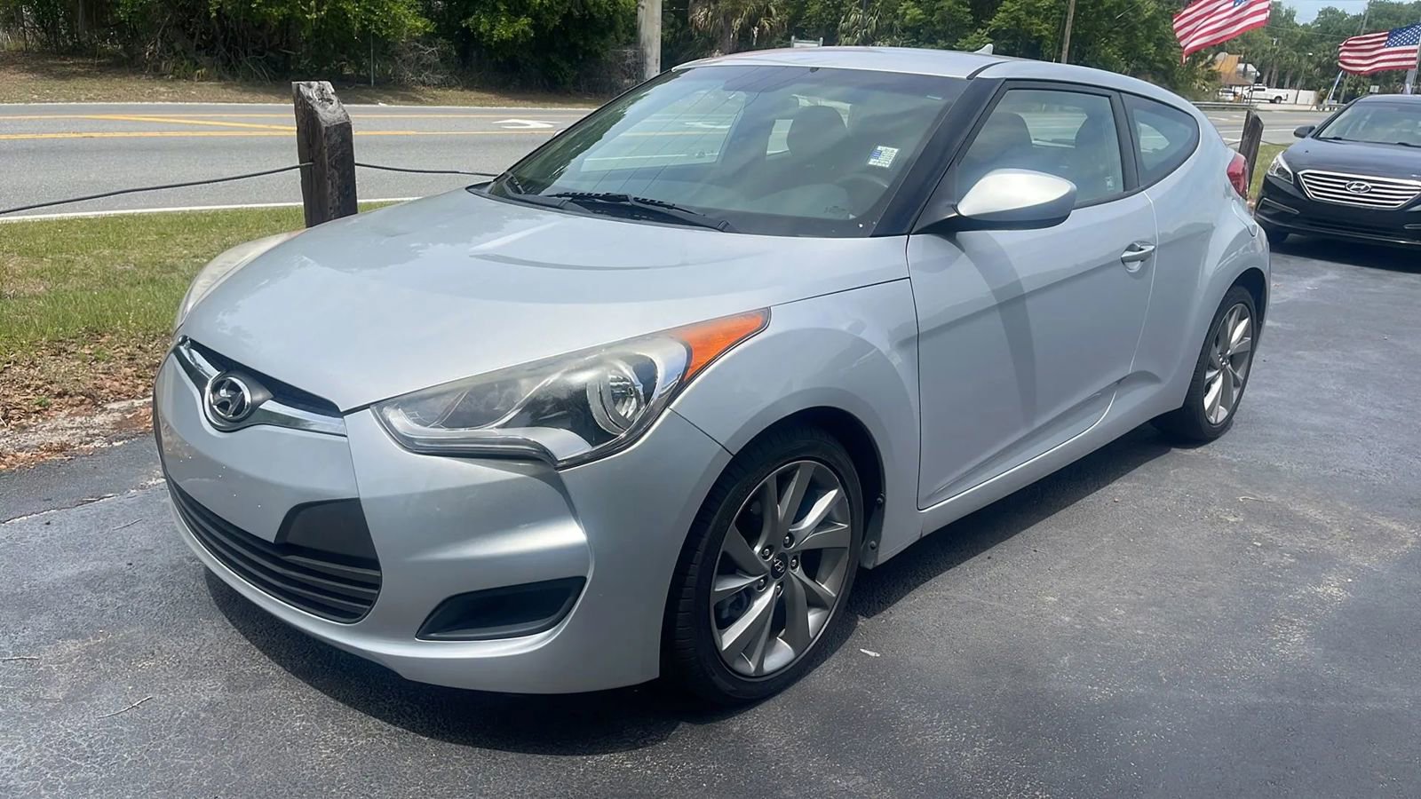 Used 2016 Hyundai Veloster FWD image 3