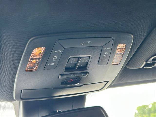 Certified 2025 Toyota Sienna XSE image 21