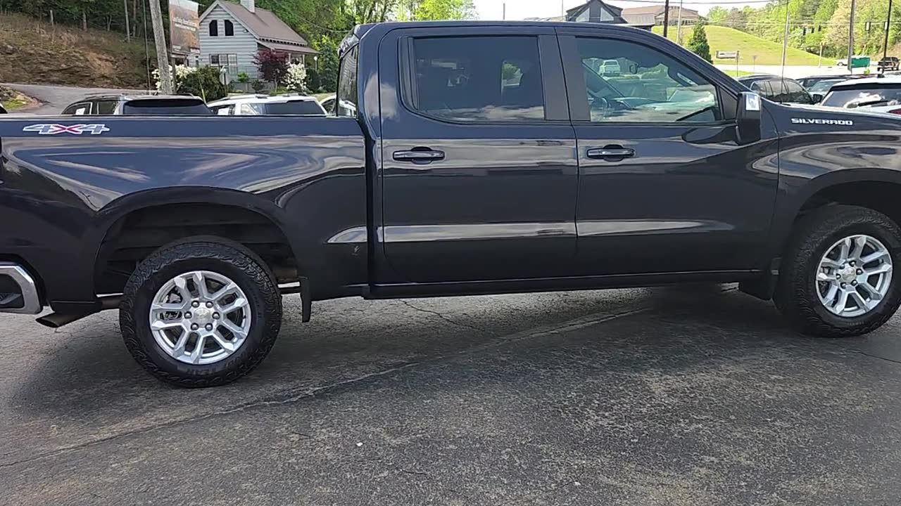 Used 2022 Chevrolet Silverado 1500 LT AWD/4WD image 9