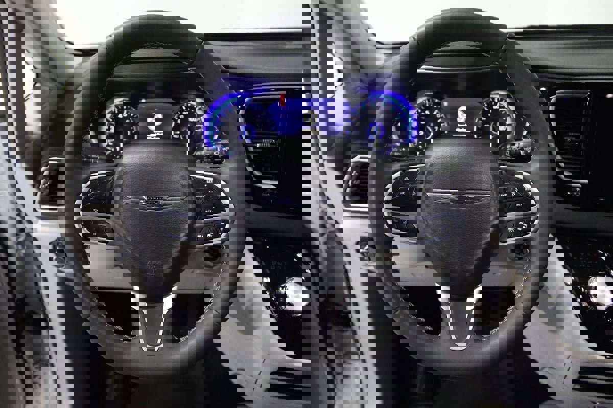 Used 2024 Chrysler Pacifica Touring-L image 37