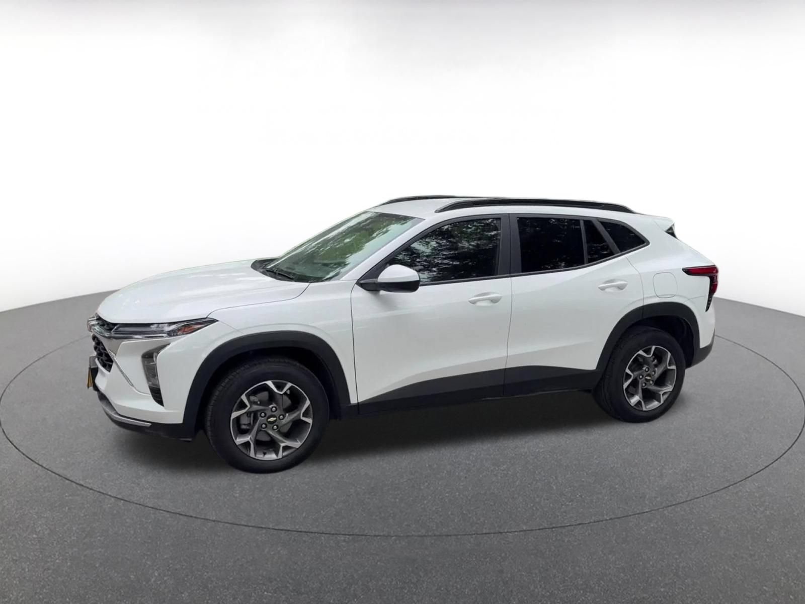 Used 2025 Chevrolet Trax LT FWD image 8