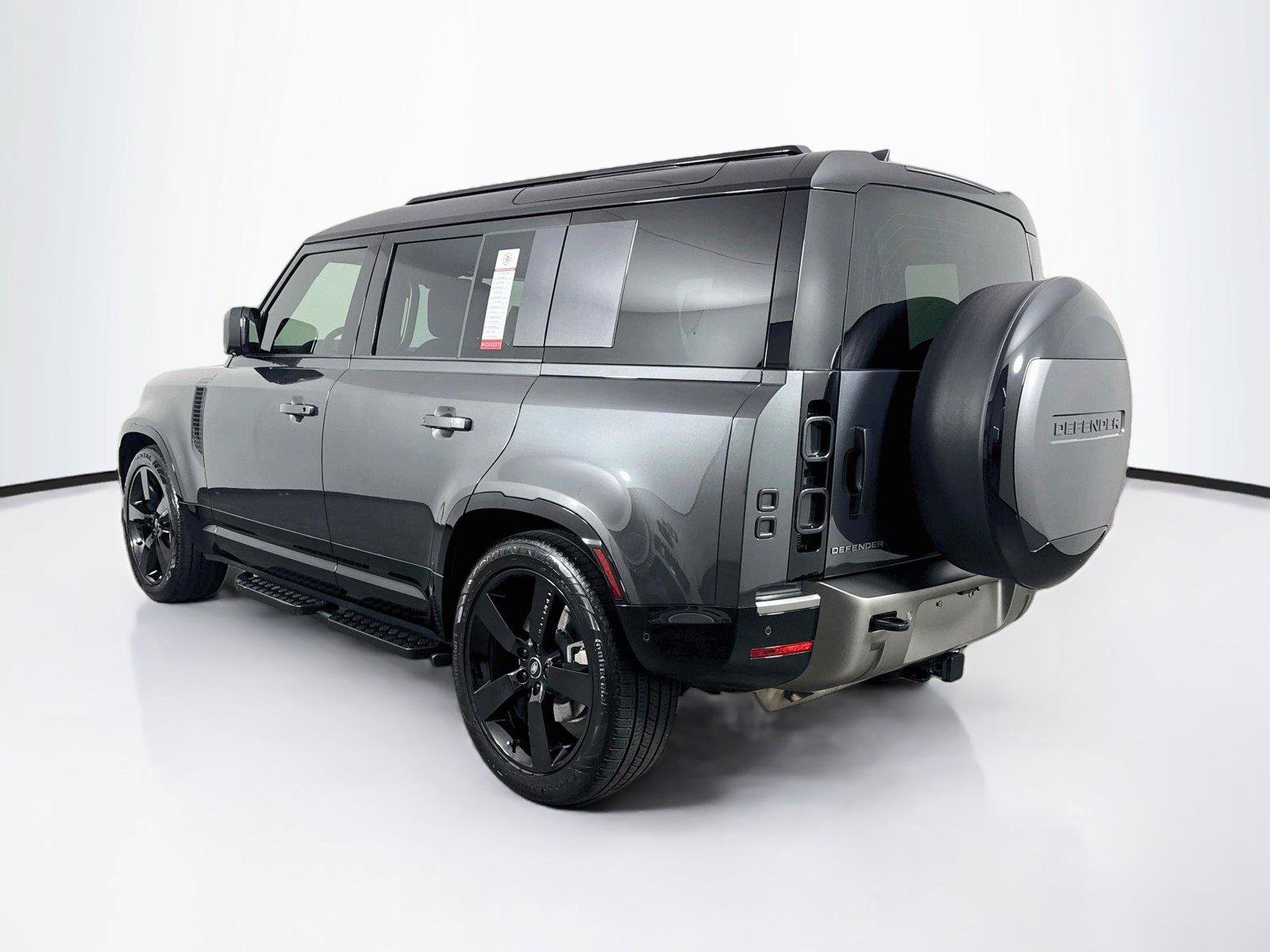 Used 2025 Land Rover Defender 110 X-Dynamic SE AWD/4WD image 13