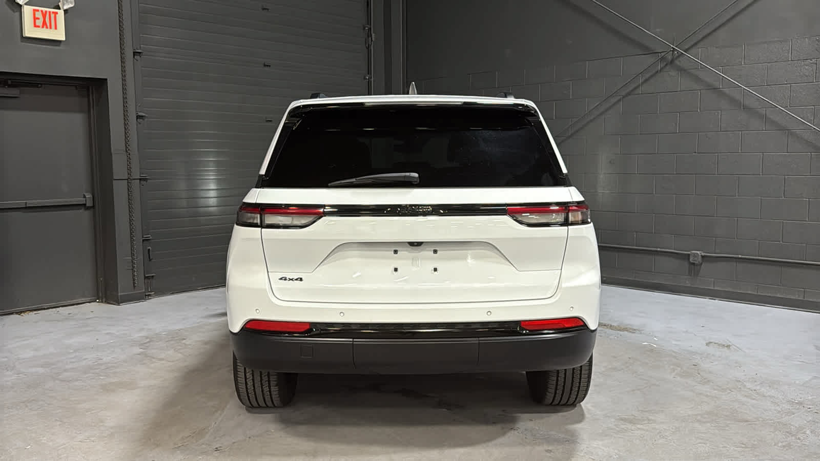 Used 2022 Jeep Grand Cherokee Altitude AWD/4WD image 5