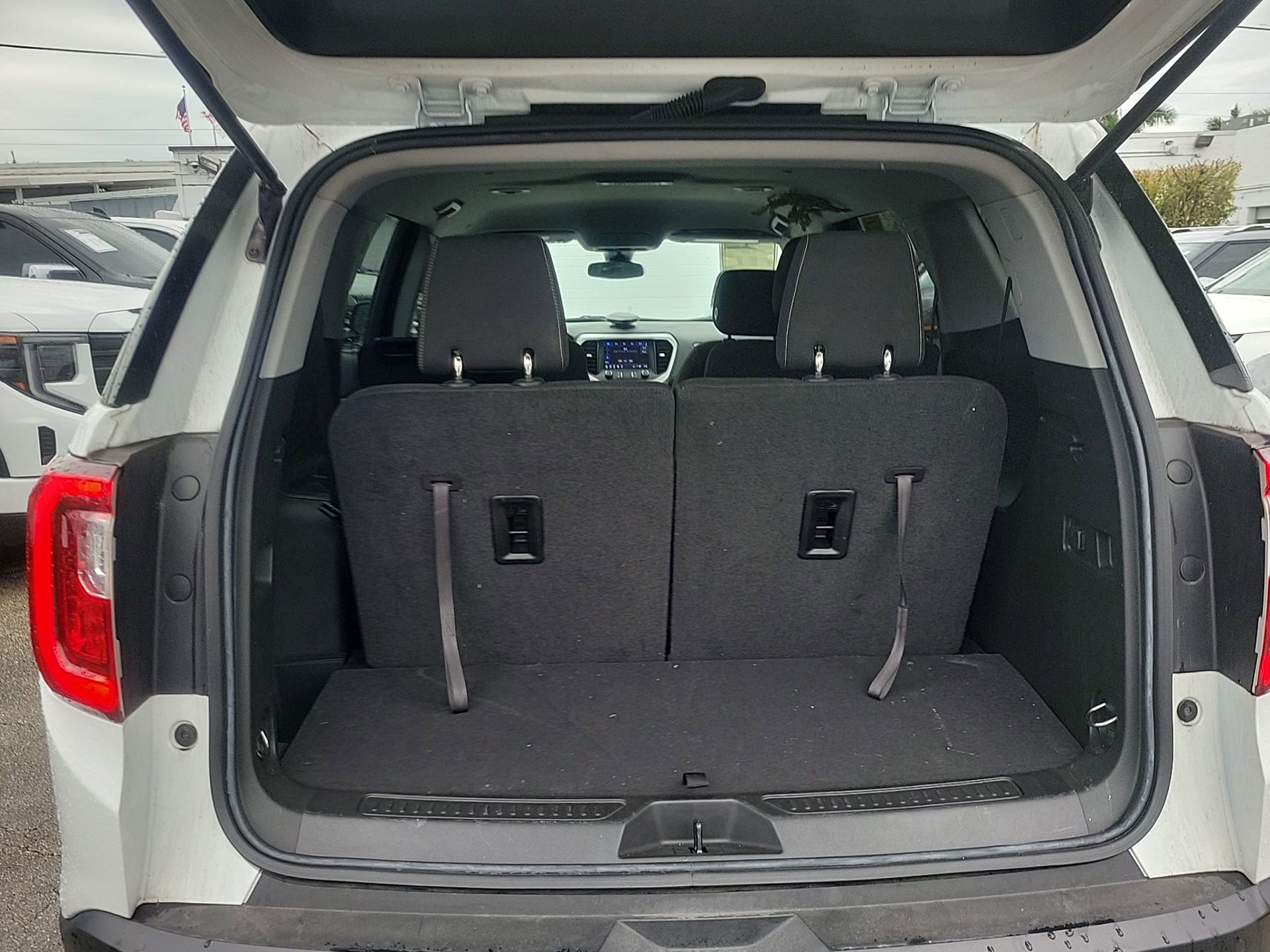 Used 2023 GMC Acadia SLE image 15