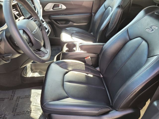 Used 2024 Chrysler Pacifica Select image 17