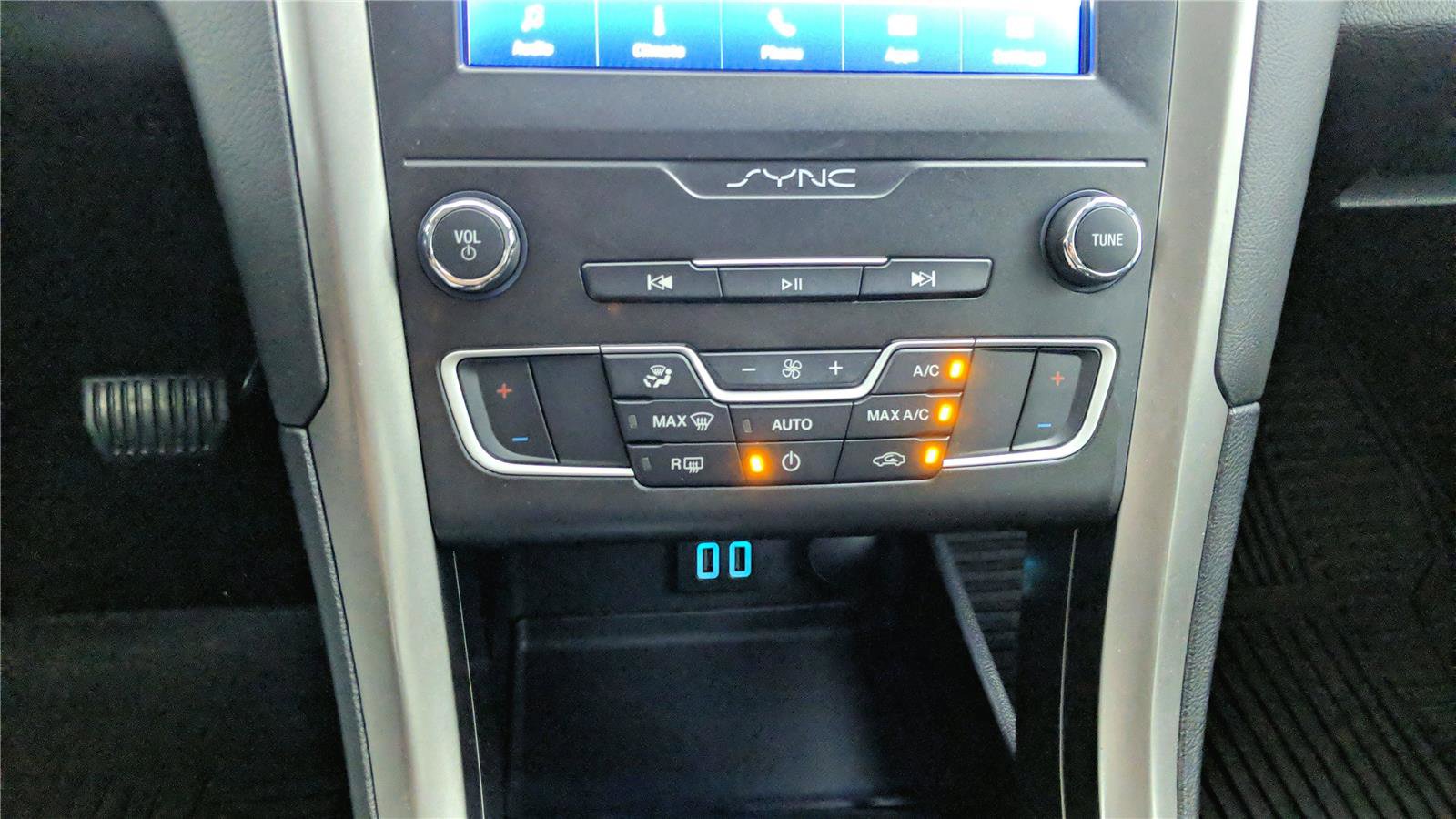 Used 2020 Ford Fusion SE image 26