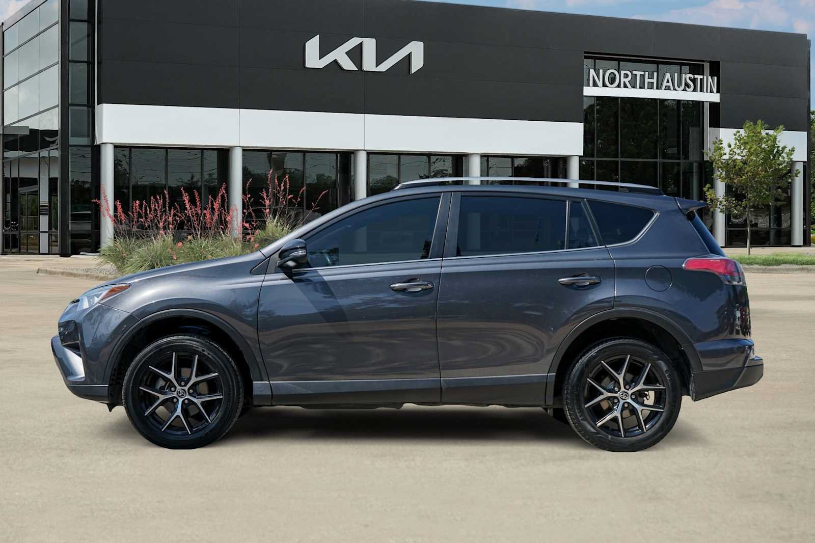 Used 2017 Toyota RAV4 SE w/ Power Special Value Package FWD image 3
