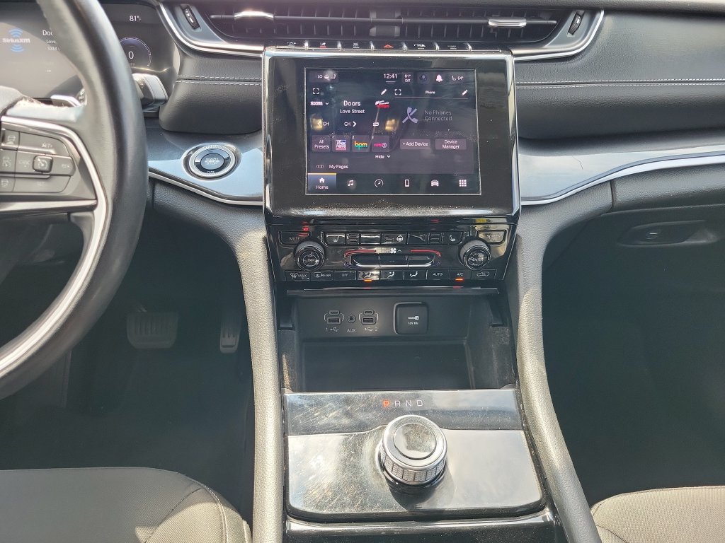 Used 2022 Jeep Grand Cherokee Laredo w/ Luxury Tech Group I AWD/4WD image 33
