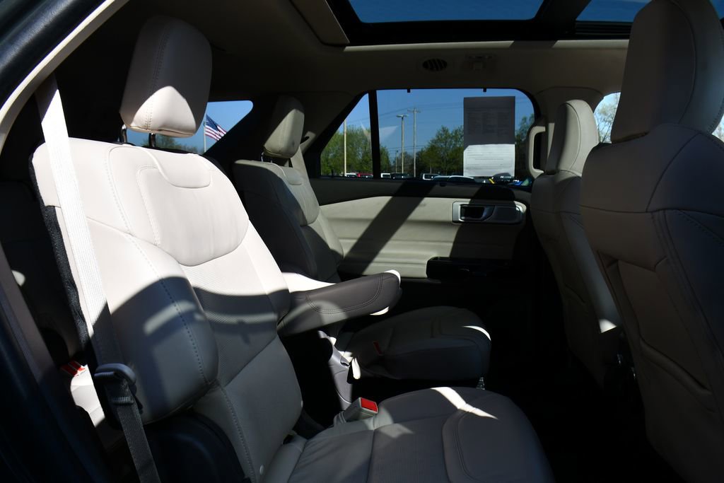 Used 2023 Ford Explorer Platinum w/ Technology Package AWD/4WD image 18