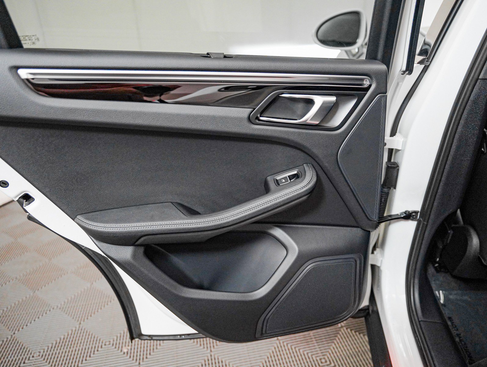 Certified 2023 Porsche Macan image 28