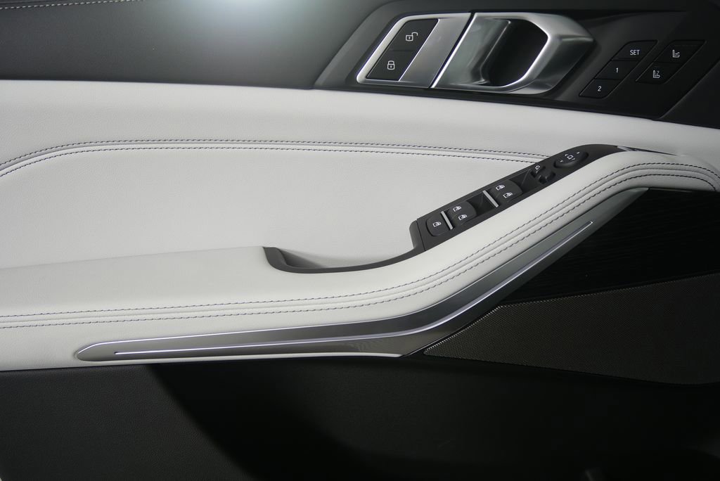 Used 2026 BMW X5 xDrive40i w/ M Sport Package image 9