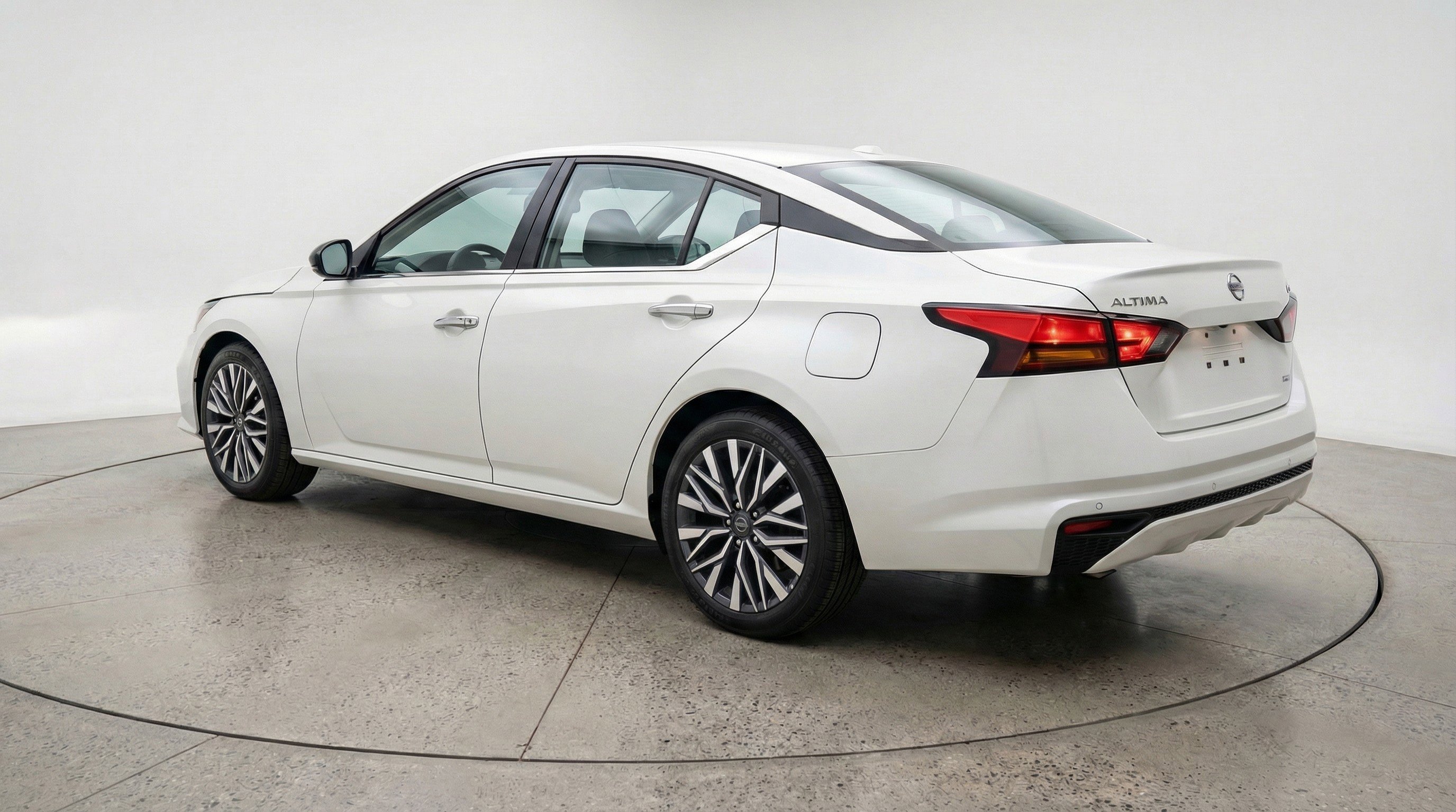 Used 2025 Nissan Altima 2.5 SV FWD image 6