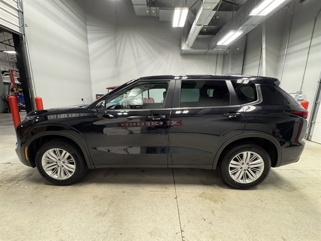 Used 2023 Mitsubishi Outlander ES AWD/4WD image 4