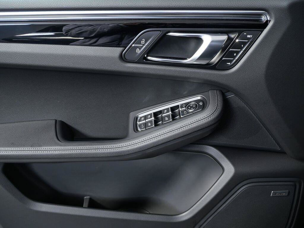 Certified 2026 Porsche Macan AWD/4WD image 6
