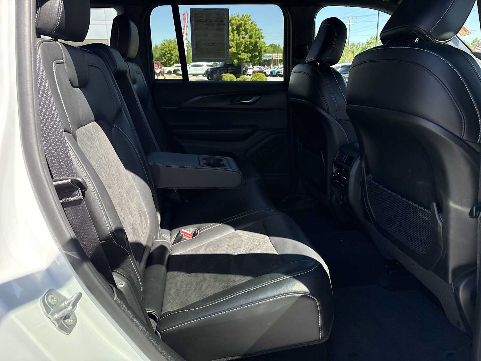 Used 2025 Jeep Grand Cherokee Altitude AWD/4WD image 25
