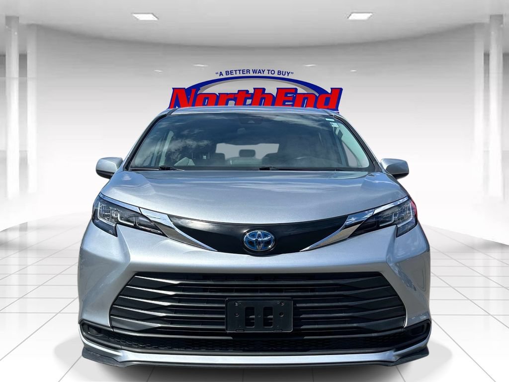Used 2023 Toyota Sienna LE AWD/4WD image 2