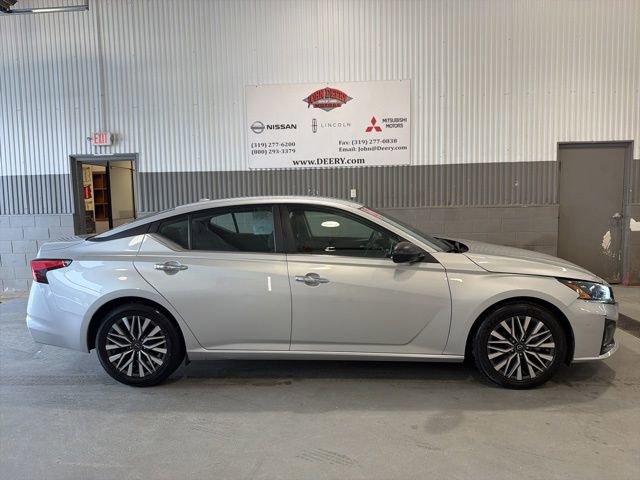 Used 2024 Nissan Altima 2.5 SV image 2