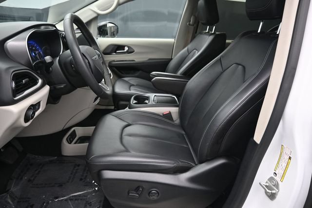 Used 2024 Chrysler Pacifica Touring-L FWD image 13
