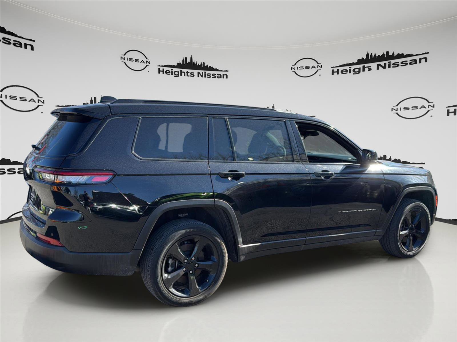 Used 2023 Jeep Grand Cherokee L Laredo image 6