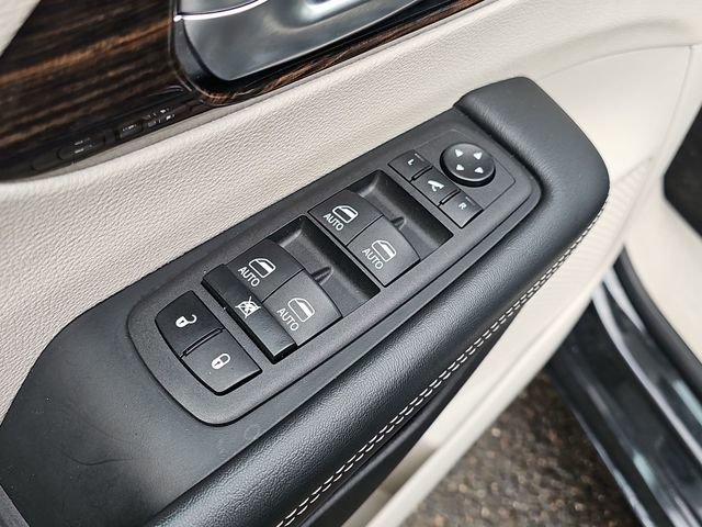 Used 2024 Chrysler Pacifica Limited image 24