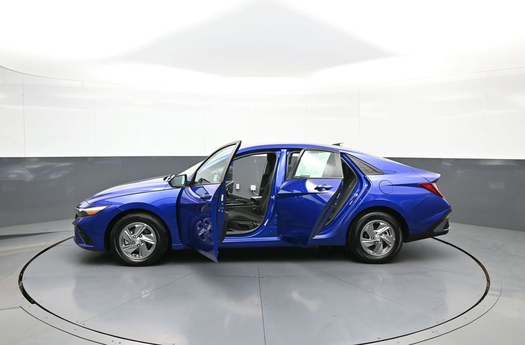 Used 2025 Hyundai Elantra SE FWD image 41