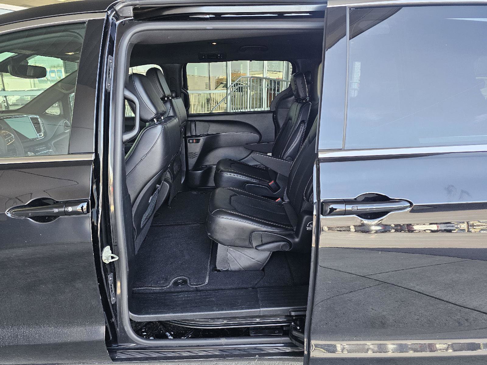 Used 2025 Chrysler Pacifica Select FWD image 15