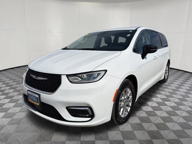 Used 2024 Chrysler Pacifica Touring-L image 13