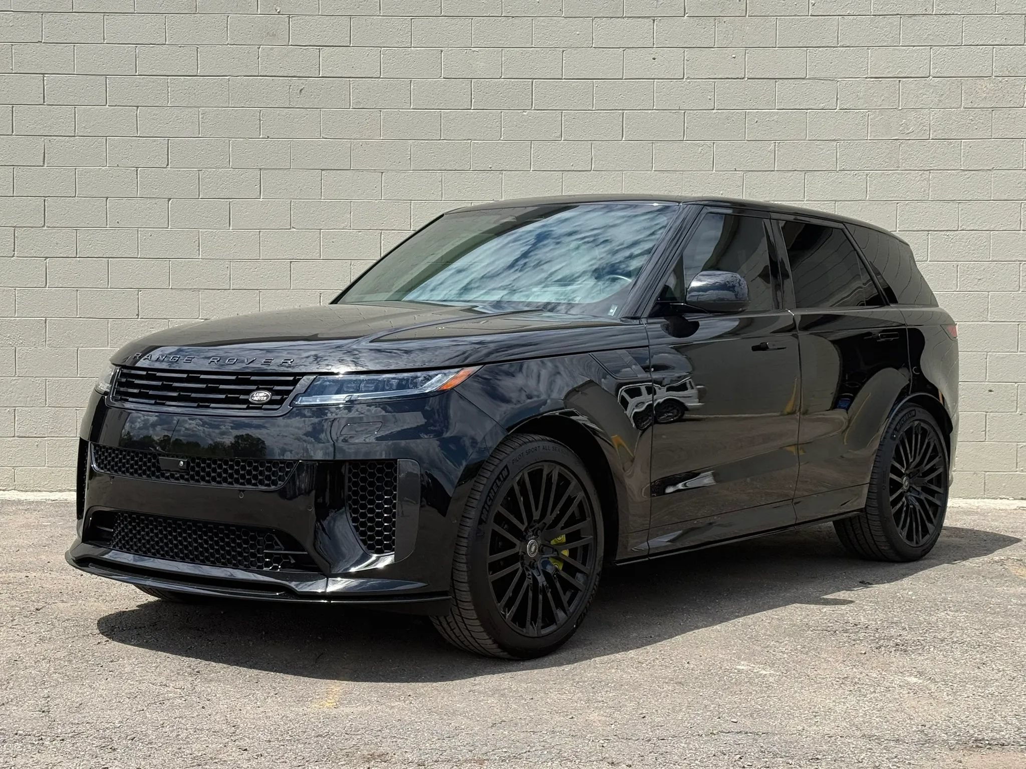 Used 2024 Land Rover Range Rover Sport AWD/4WD image 4