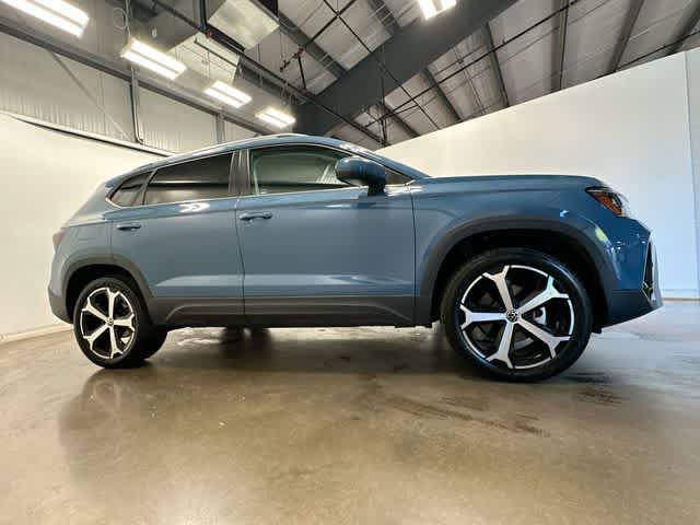 Certified 2025 Volkswagen Taos SEL AWD/4WD image 3