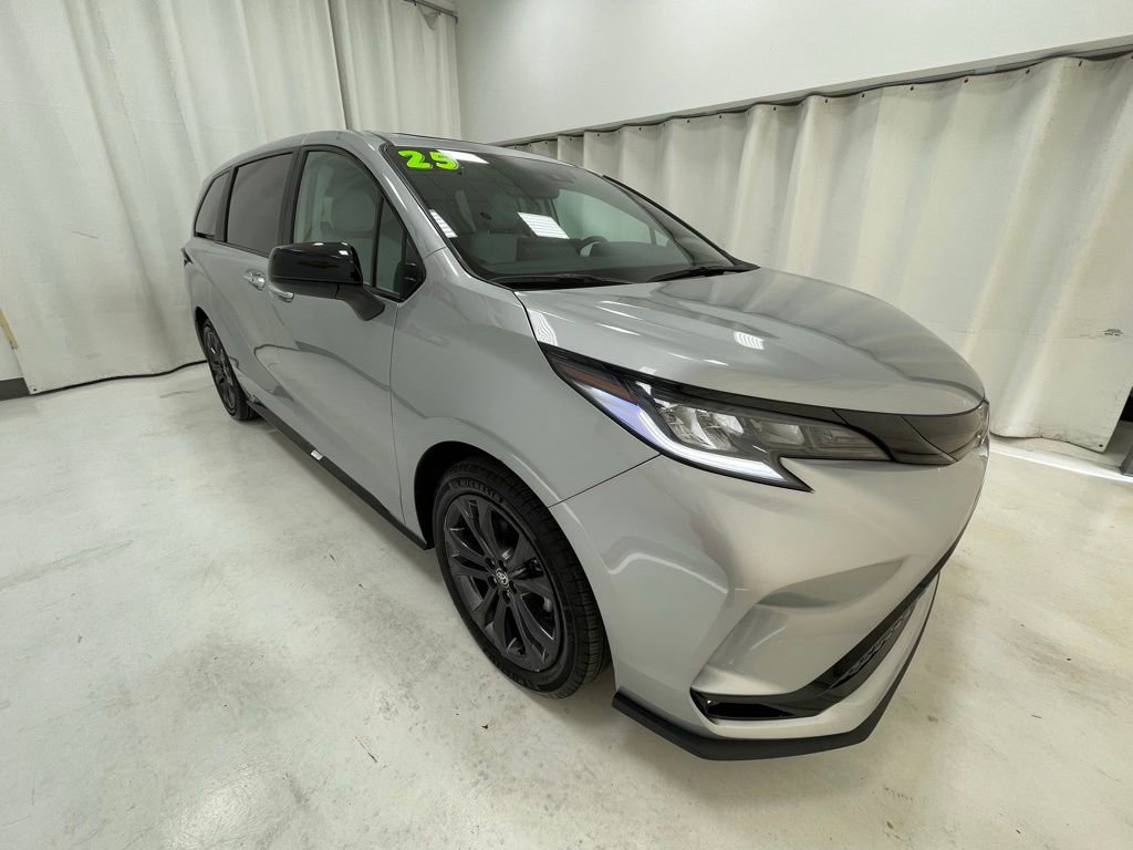 Used 2025 Toyota Sienna XSE image 3