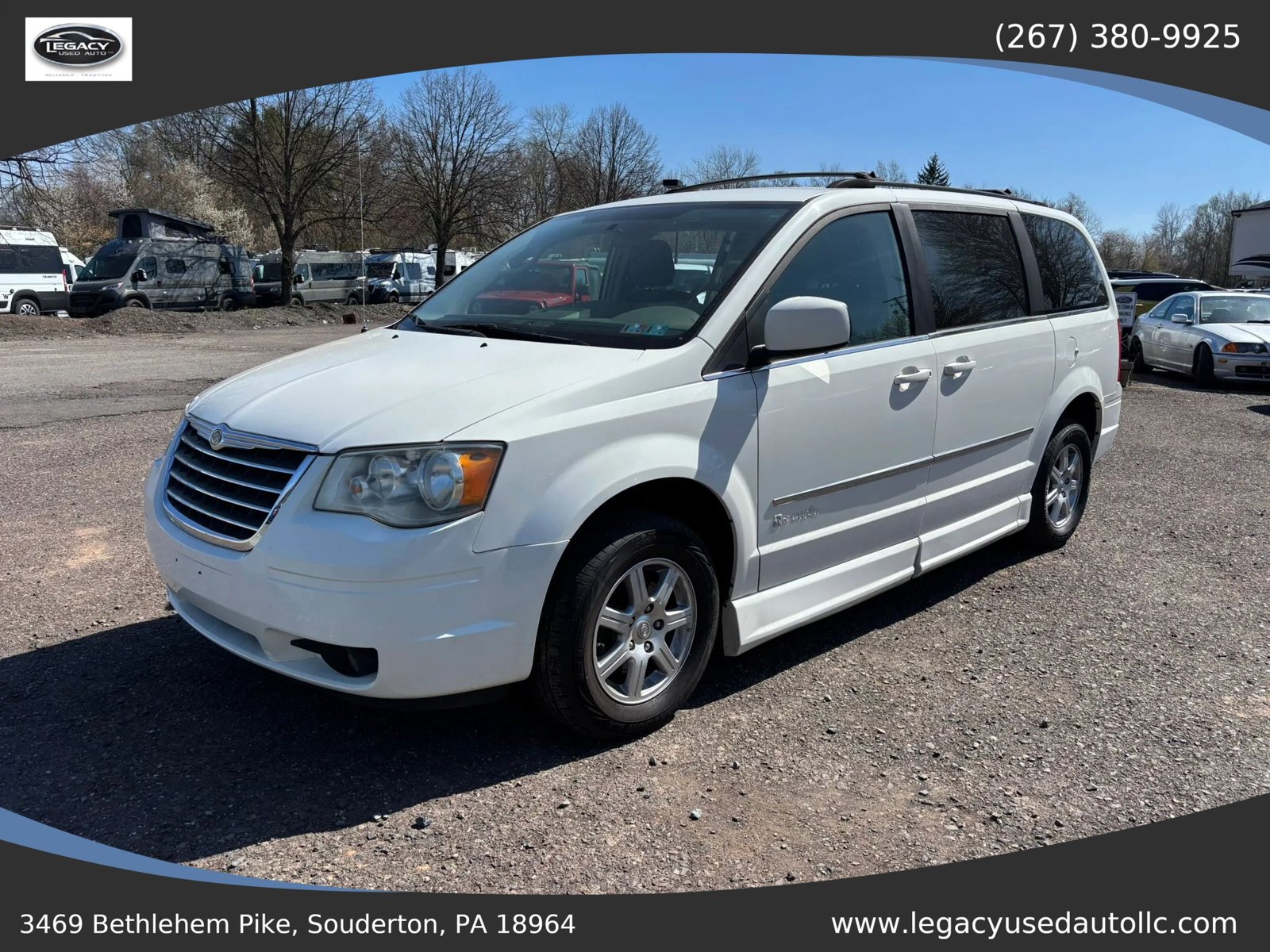 Used 2010 Chrysler Town & Country Touring FWD image 12