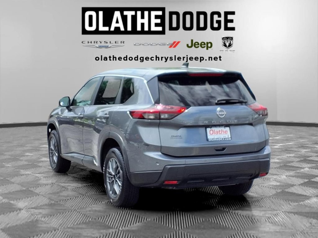 Used 2024 Nissan Rogue S FWD image 3