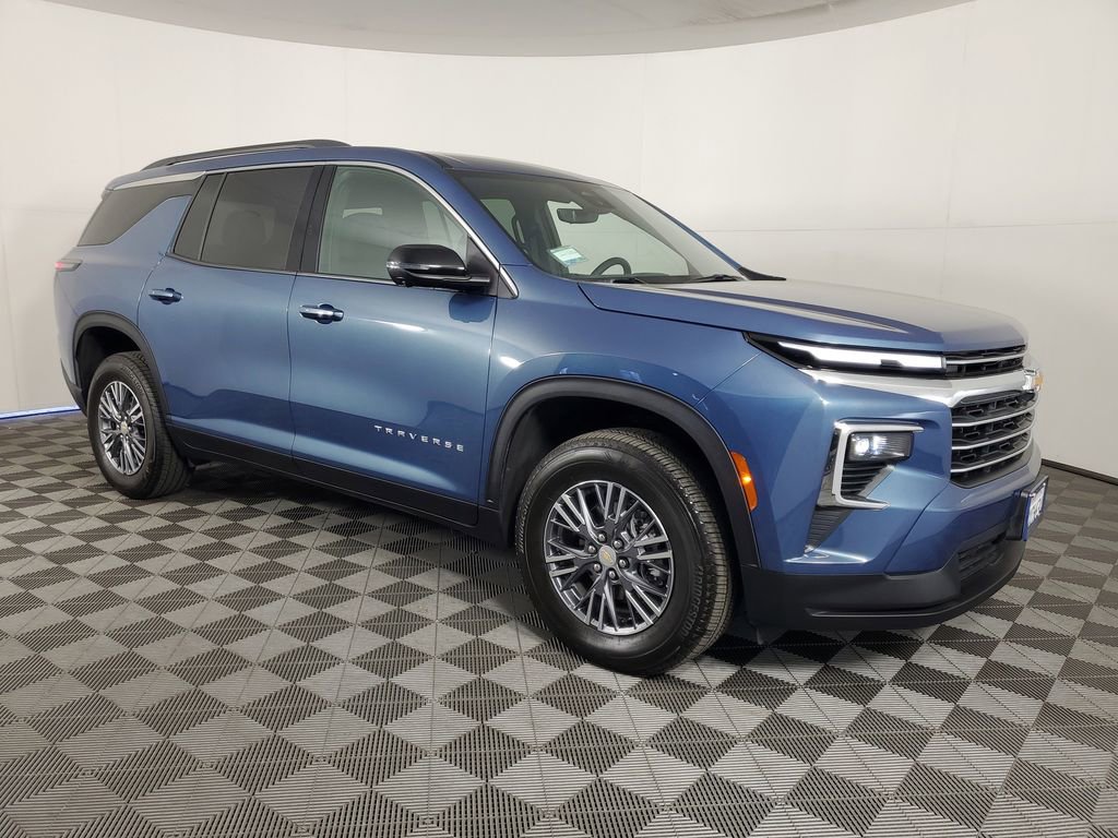 Used 2026 Chevrolet Traverse LT w/ Driver Confidence Package image 2