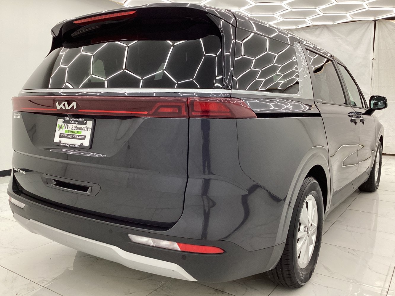Used 2024 Kia Carnival LX FWD image 8