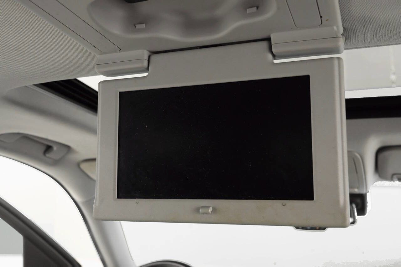 Used 2017 Chevrolet Suburban LT w/ LT Signature Package image 19