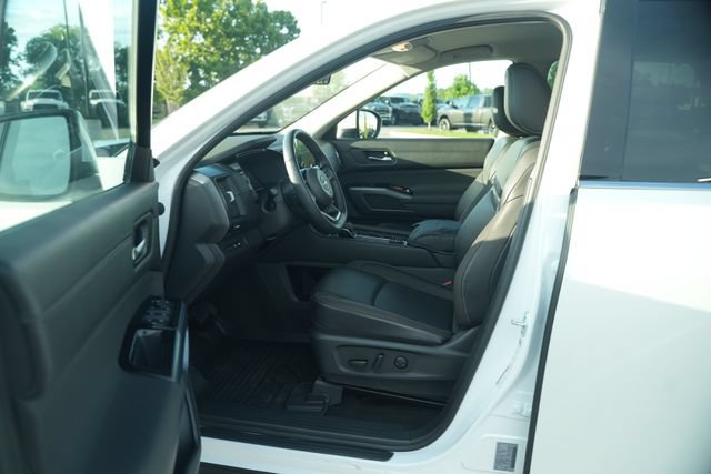 Used 2025 Nissan Pathfinder SL AWD/4WD image 12