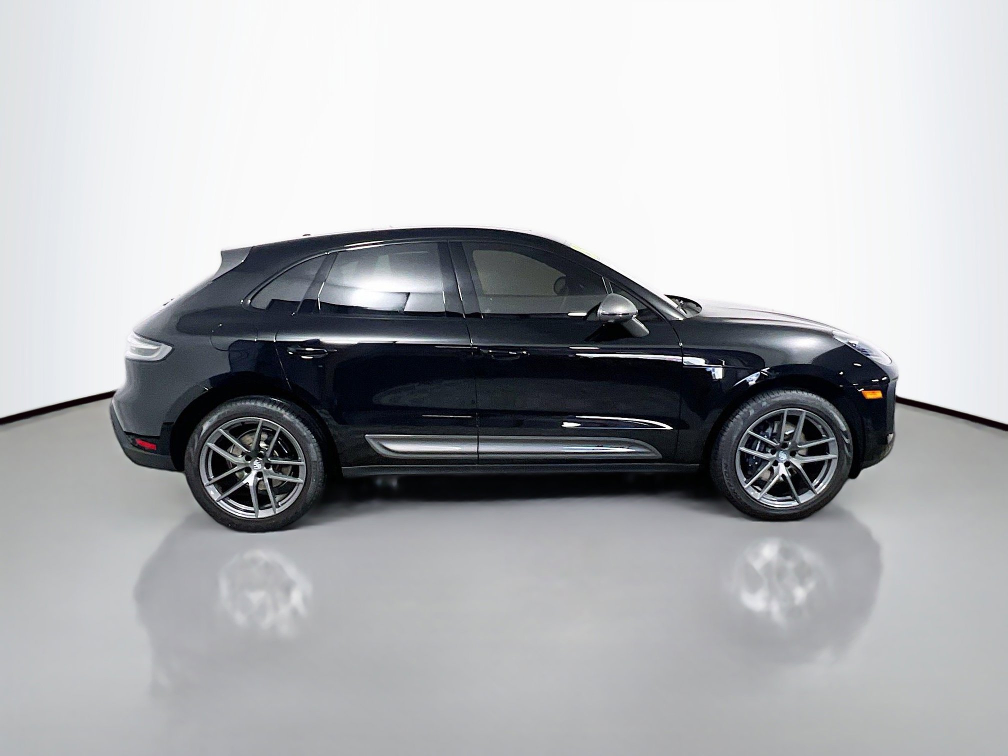 Used 2025 Porsche Macan Turbo image 3