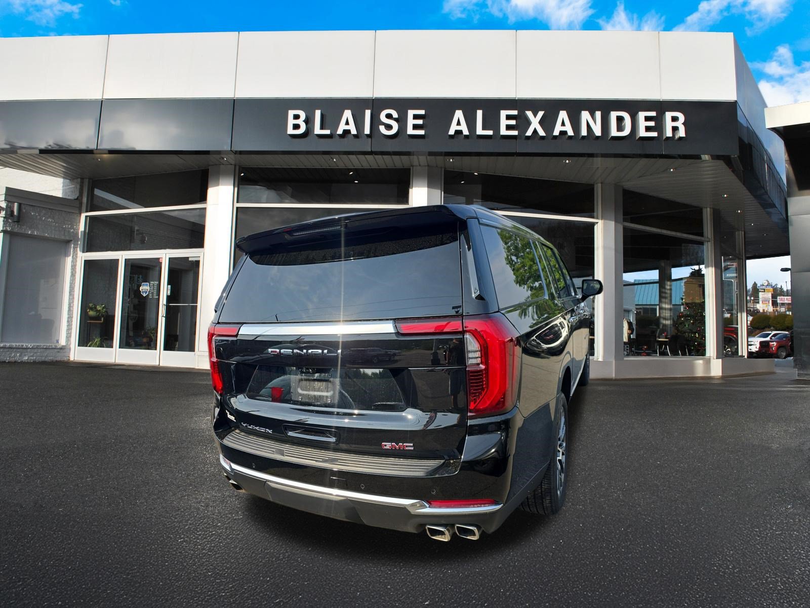 Used 2025 GMC Yukon XL Denali w/ Denali Reserve Package AWD/4WD image 3