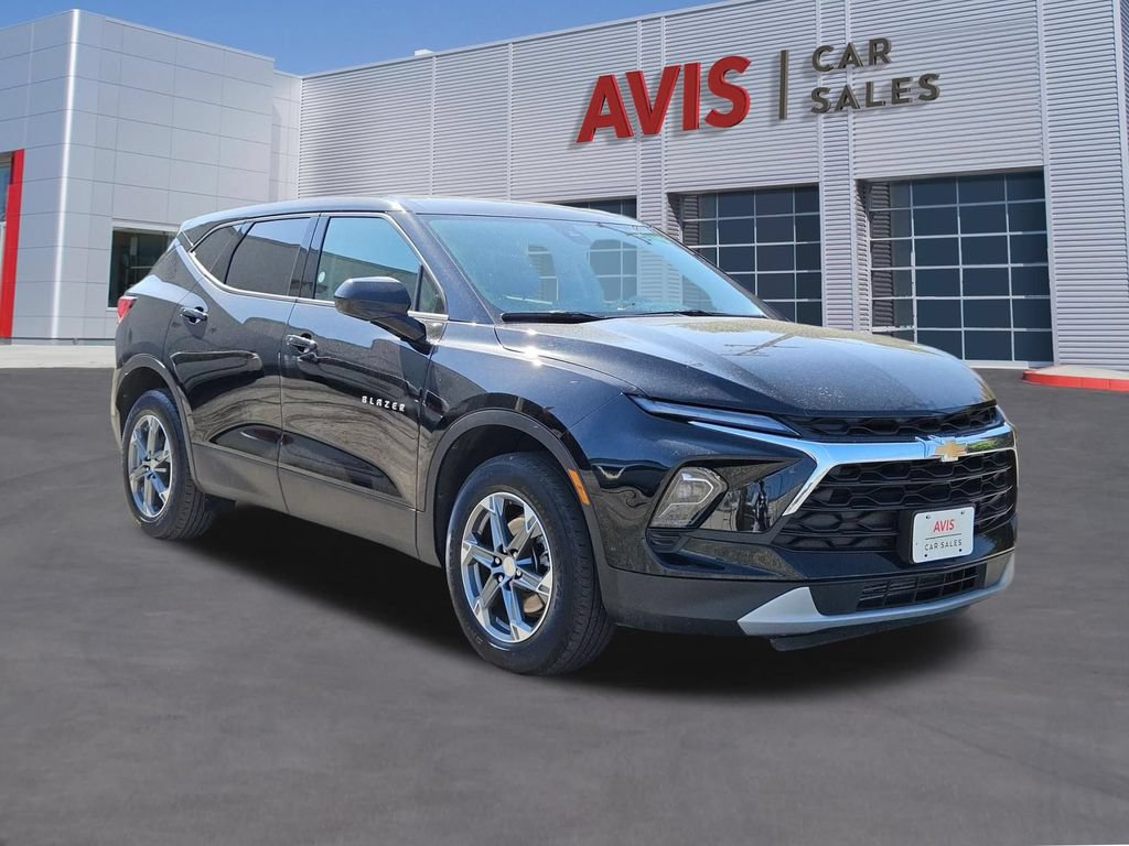 Used 2025 Chevrolet Blazer LT FWD image 3